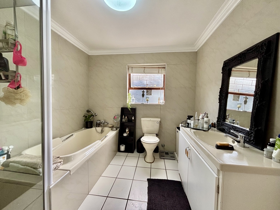 5 Bedroom Property for Sale in Vierlanden Western Cape